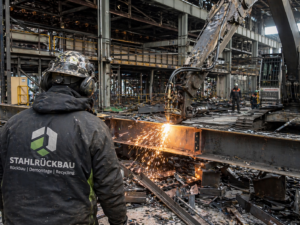 Subunternehmen in Stahlrückbau